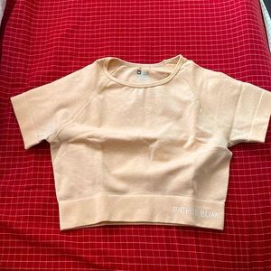 Athletic top Pchee bum cropped top short sleeve peachy color.